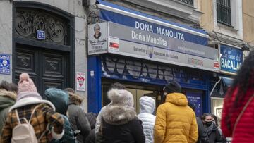 Varias personas hacen cola en la Administraci&oacute;n de Loter&iacute;as &#039;Do&ntilde;a Manolita&#039; cuando quedan menos de tres semanas para el Sorteo Extraordinario de la Loter&iacute;a de Navidad, a 7 de diciembre de 2021, en Madrid (Espa&ntilde;a). Como cada a&ntilde;o, la Loter&iacute;a de Navidad se celebra el pr&oacute;ximo 22 de diciembre en el Colegio de San Ildefonso. La gran novedad del sorteo de este 2021 es que todos los premios de hasta 2.000 euros se podr&aacute;n cobrar a trav&eacute;s de Bizum y en bancos compatibles. Este a&ntilde;o el sorteo repartir&aacute; un total de 2.408 millones de euros, la misma cantidad que el a&ntilde;o anterior. El primer premio, denominado &lsquo;El Gordo&rsquo;, ser&aacute; de 400.000 euros.
 07 DICIEMBRE 2021;PREMIO;22 DE DICIEMBRE;NAVIDAD;SORTEO DE NAVIDAD;BOLETOS;NUMEROS;LOTERIA;DINERO
 Alberto Ortega / Europa Press
 07/12/2021