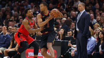 Rodney Hood trata de zafarse de Kyle Lowry durante el tercer partido de las semifinales de la Conferencia Este entre los Cleveland Cavaliers y los Toronto Raptors.