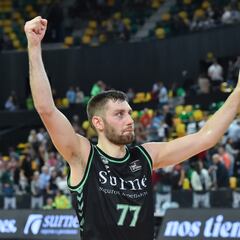 Kullamae se desmelena ante un Granada que sigue atascado