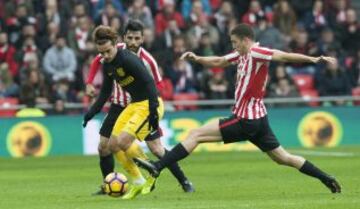 Griezmann con el balón ante De Marcos.