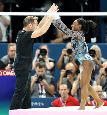 A la gimnasta estadounidense se le ha visto visiblemente feliz a medida que iba transcurriendo la clasificación. En la foto, Biles celebra el ejercicio con su entrenador Laurent Landi. 