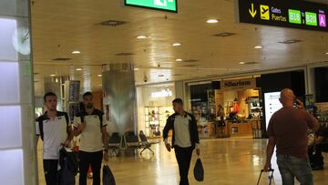 Jugadores del Getafe en el aeropuerto Madrid-Barajas