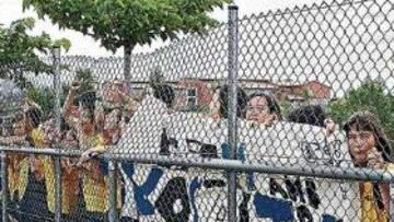 Unos 60 niños revolucionan la estadía con sus cánticos y pancartas.