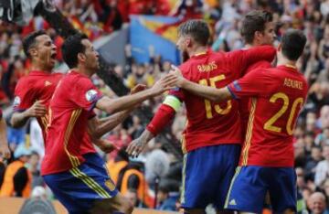 Los jugadores celebran el tanto de Piqué. 