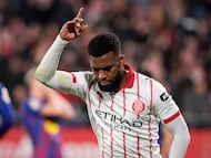 GIRONA, 16/02/2026.- El centrocampista francés del Girona Thomas Lemar celebra su gol, durante el partido de la jornada 24 de LaLiga de fútbol que Girona FC y FC Barcelona disputan este lunes en el estadio de Moltilivi. EFE/David Borrat