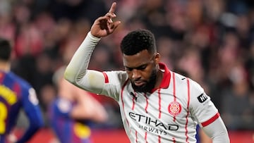 GIRONA, 16/02/2026.- El centrocampista francés del Girona Thomas Lemar celebra su gol, durante el partido de la jornada 24 de LaLiga de fútbol que Girona FC y FC Barcelona disputan este lunes en el estadio de Moltilivi. EFE/David Borrat
