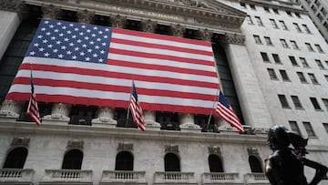 May 3, 2020 - New York, NY USA: Fearless Girl, the bronze sculpture by Kristen Visbal standing at The New York Stock exchange wears a facemask in an almost empty Wall Street during the Covid-19 pandemic. (Catherine Nance/Contacto)
 
 
 22/04/2020 ONLY FOR