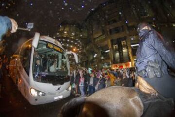 El frío y la lluvia no detuvieron a miles de aficionados que quisieron arengar al Real Madrid en su llegada al Bernabéu.