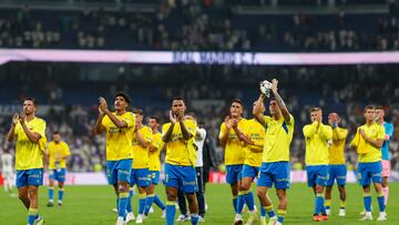 MADRID, 27/09/2023.- Los jugadores de la UD Las Palmas a la finalización del encuentro correspondiente a la séptima jornada de primera división que han disputado hoy miércoles frente al Real Madrid en el estadio Santiago Bernabéu, en Madrid. EFE / Rodrigo Jiménez.