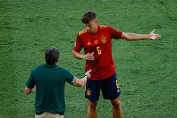 Marcos Llorente atiende indicaciones de Luis Enrique.