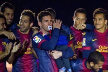 El Barcelona recibe el trofeo de la Liga BBVA 2012-2013.