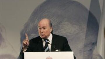 <b>ÍDOLO.</b> El presidente de la FIFA quiso ensalzar la figura de Alfredo Di Stéfano.