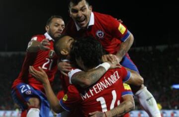 Los jugadores de Chile celebran el gol de Eduardo Vargas contra Brasil hoy, jueves 8 de octubre de 2015, durante su partido en el Estadio Nacional de Santiago de Chile, por la primera fecha de las eliminatorias suramericanas al Mundial Rusia 2018. 