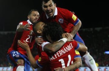 Los jugadores de Chile celebran el gol de Eduardo Vargas contra Brasil hoy, jueves 8 de octubre de 2015, durante su partido en el Estadio Nacional de Santiago de Chile, por la primera fecha de las eliminatorias suramericanas al Mundial Rusia 2018. 