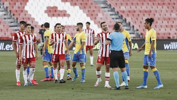 Los jugadores del Almería protestan.