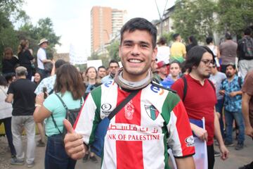 Hinchas de distintos clubes llegaron hasta Plaza Italia para ser parte de la manifestación más masiva. Hasta los archirrivales se tomaron fotografías juntos.