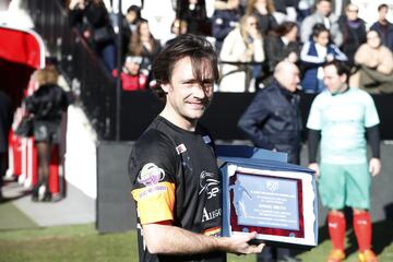 Pablo Nieto, hijo de Ángel Nieto, recibe la placa en homenaje a su padre. 




