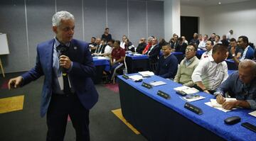 El DT vallecaucano también recibió un homenaje de la organización por su trayectoria en el fútbol nacional e internacional.