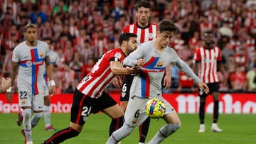 Gavi del FC Barcelona en acción con Mikel Balenziaga del Athletic de Bilbao.