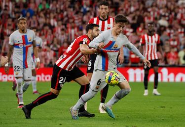 Gavi del FC Barcelona en acción con Mikel Balenziaga del Athletic de Bilbao.
