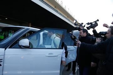 El jugador argentino y el uruguayo llegaron con sus respectivas familias al Aeropuerto de Barcelona tras disfrutar de las vacaciones de Navidad.