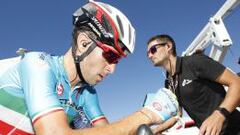 Vincenzo Nibali, expulsado de la Vuelta por remolcarse