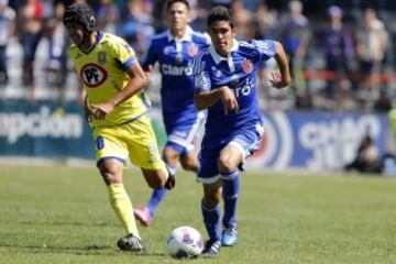 Borghi fue el primero que lo llamó. Entre 2011 y 2014 estuvo alternando en las citaciones a la selección. Fue uno de los seis azules que llamó Sampaoli en su primer corte.