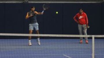 Rafa Nadal y su tío Toni, en el primer entrenamiento de la pretemporada en Manacor.