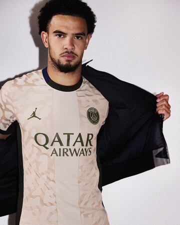 El conjunto dirigido por Luis Enrique ha lanzado en mitad de temporada la que ser¨¢ la cuarta equipaci¨®n del equipo parisino. La camiseta tambi¨¦n lleva un estampado gr¨¢fico inspirado en la piel de elefante. El equipo galo no ha duda en utilizar a su m¨¢xima figura para presentarla por todo lo alto.