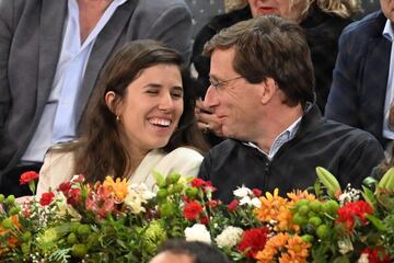 Teresa Urquijo y José Luis Martínez -Almeida durante el partido de Rafael Nadal en el Mutua Madrid Open.