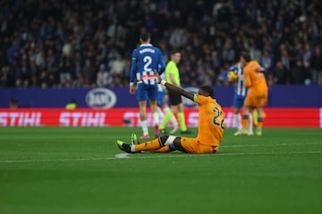 Rdiger pide las asistencias mdicas en el RCDE Stadium.