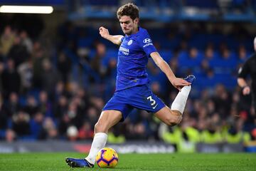 Marcos Alonso siempre ha sido de los fijos en las quinielas de posibles fichajes del club blanco. El lateral izquierdo sonó con más fuerza cuando Julen Lopetegui entrenaba al Madrid ya que con el técnico era uno de los fijos cuando dirigía a la selección sub 21. A pesar de ello pudiera ser una de las opciones del Real Madrid en el caso de que Marcelo saliera del club. 