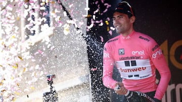 Tom Dumoulin con la maglia rosa sobre el pódium del Giro de Italia.