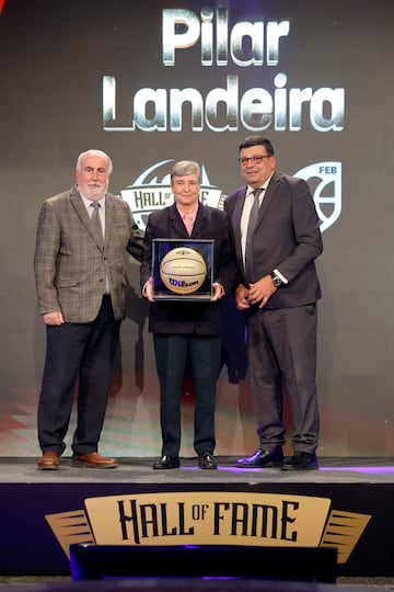 Pilar Landeira posando con el galardón junto a Ferrán Aril y José  Miguel Sierra.