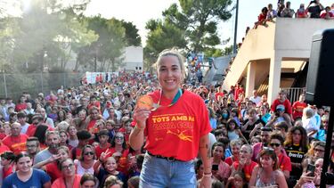Cata Coll se dio un baño de masas en su pueblo.
