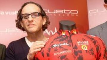<b>DE ESTRENO. </b>El creador de 'La Roja', Custo Dalmau, posa junto a su obra, el maillot rojo de líder.