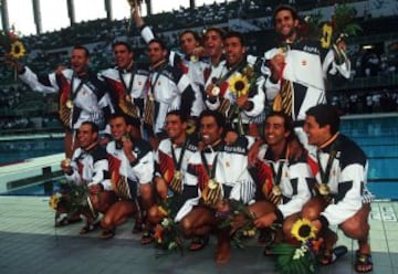 Miki Oca, entre los campeones olímpicos en Atlanta 1996.