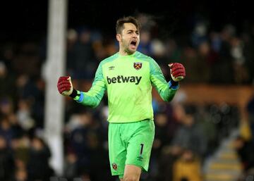 El guardavallas de 34 años juega para el West Ham, equipo donde está 'Chicharito', y su contrato vence en junio 2021. Asimismo, fue a los Mundiales con Polonia en Alemania 2006 y Rusia 2018. Además jugó siete temporadas en el Arsenal, dos años en el Swansea City.