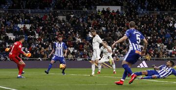 Buen pase en profundidad de Vinícius para Reguilón, que asiste con el pase de la muerte al delantero francés. Benzema anota el gol 1-0 para el Real Madrid 