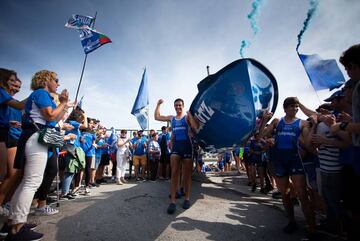 Los zarauztarras, con el pasillo de honor tras ascender