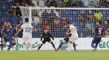 Gareth Bale marca el 0-1 al Levante. 

