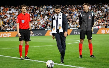 Saque de honor de David Villa.
