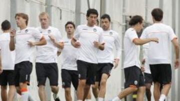 Parejo, en el centro, junto al resto de jugadores en un entreno.
