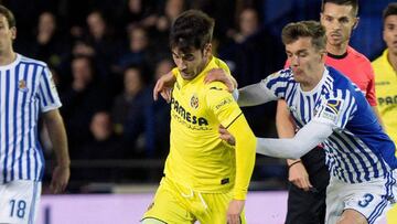 El centrocampista del Villarreal Manu Trigueros (2i) pelea un balón con el defensa de la Real Sociedad Diego Llorente en partido de liga que se disputa esta noche en el estadio de la Cerámica.