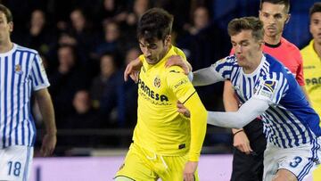 El centrocampista del Villarreal Manu Trigueros (2i) pelea un bal&oacute;n con el defensa de la Real Sociedad Diego Llorente en partido de liga que se disputa esta noche en el estadio de la Cer&aacute;mica. 