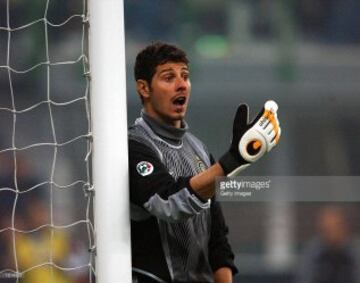  3 -Francesco Toldo: Luego de ocho años en Fiorentina, Francesco Toldo cambió de club en 2001 y arribó al Inter de Milán, equipo en cual se retiró el 2010. Los lombardos pagaron 26.5 millones de euros por el mundialista.