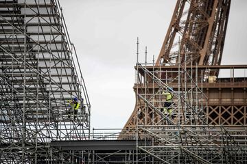 Los Juegos Olímpicos de 2024 están a la vuelta de la esquina. Se llevarán a cabo entre el 26 de julio y el 11 de agosto de 2024 en la ciudad de París. Por ello, el monumento más famoso de la capital francesa se prepara para la ocasión: la Torre Eiffel se pintará de un brillante color dorado-marrón para atraer todas las miradas de los visitantes.