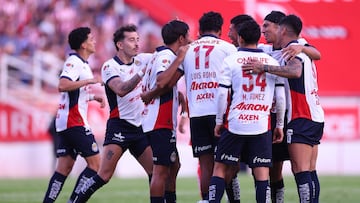 Jugadores de Chivas festejan un gol contra el Necaxa.