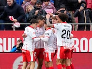 GIRONA, 14/03/2026.- El jugador del Girona Hugo Rincón (2i) celebra al marcar gol durante el partido de liga entre el Girona y el Athletic celebrado este sábado en el estadio Montilivi en Girona. EFE/ Siu Wu