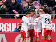 GIRONA, 14/03/2026.- El jugador del Girona Hugo Rincón (2i) celebra al marcar gol durante el partido de liga entre el Girona y el Athletic celebrado este sábado en el estadio Montilivi en Girona. EFE/ Siu Wu